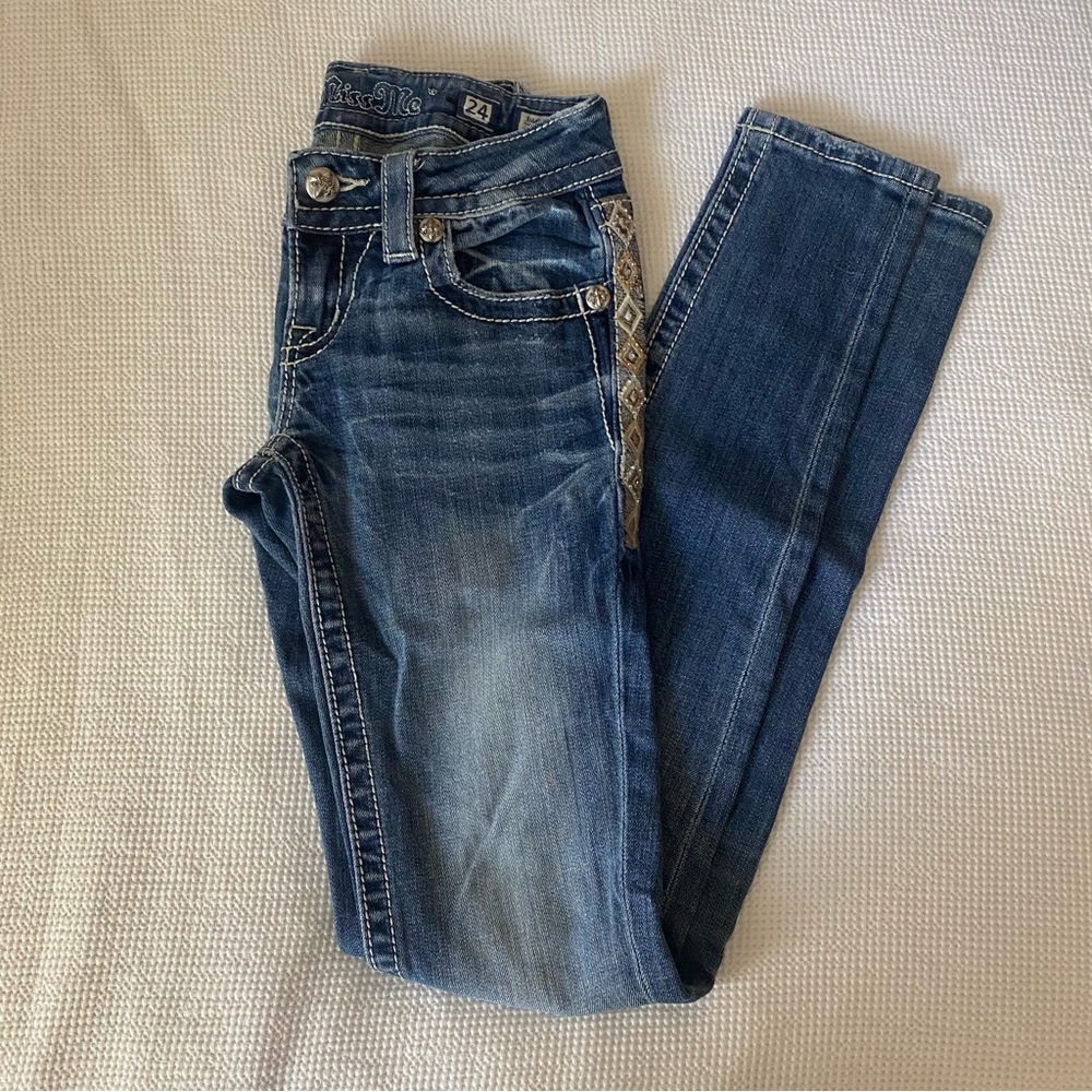 Miss me signature skinny jeans. Cross design on back pockets.